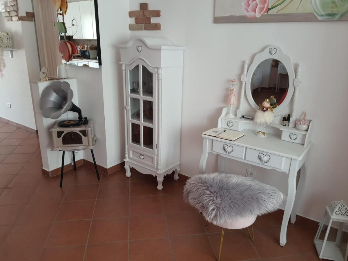 Shabby Chic Rooms Con Cucina E Giardino Privato Pomarico Bagian luar foto